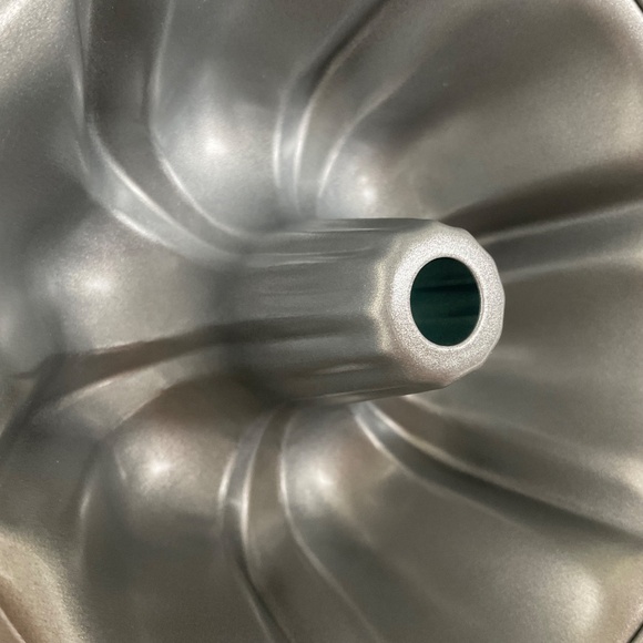 Pampered Chef Mini Bundt Baking Pan Six Individual Servings Retro Blue Exterior - Picture 10 of 11